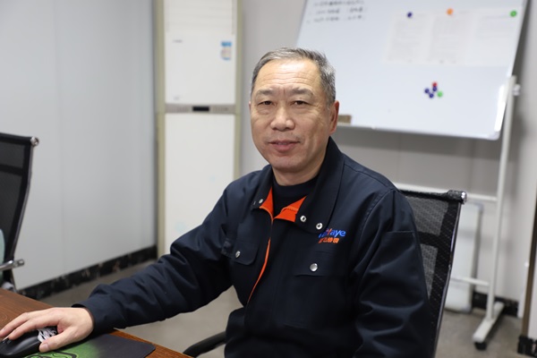 腾飞铸钢王建义