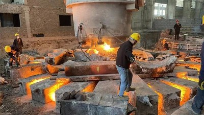 大型铸钢件厂家怎样为什么关注铸造车间员工浇注流程呢？
