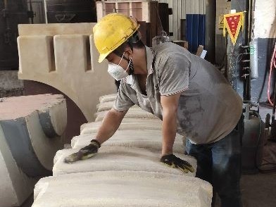 高温作业下的工人健康保护：大型铸钢厂的防护措施