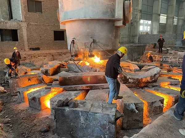 为防止铸钢件表面裂纹出现，铸钢件厂家在浇铸过程时怎么做？